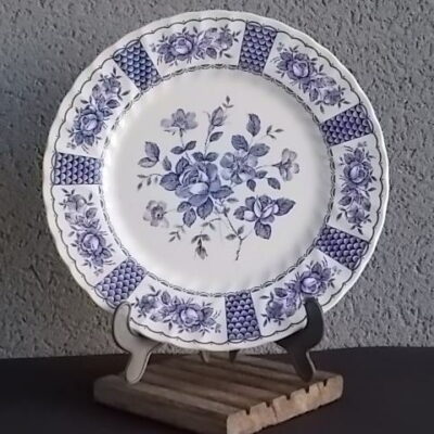 Assiette "Melody", en faïence fine Blanche, à motif floral Bleu, peint à la main. De la manufacture Myott - Meakin Ltd