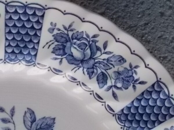 Assiette "Melody", en faïence fine Blanche, à motif floral Bleu, peint à la main. De la manufacture Myott - Meakin Ltd