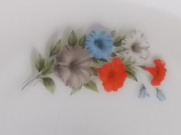 Assiette plat "Liseron", en verre Opale, à motif Floral. De la Marque Arcopal France