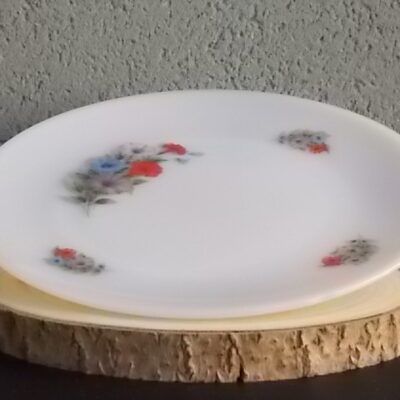 Assiette plat "Liseron", en verre Opale, à motif Floral. De la Marque Arcopal France