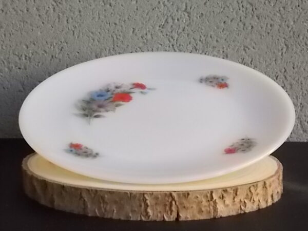 Assiette plat "Liseron", en verre Opale, à motif Floral. De la Marque Arcopal France