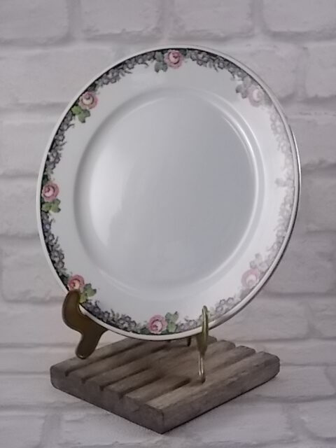 Assiette plate "3984", en faience Blanche, à motif frise florale et dorure. De Sarreguemines
