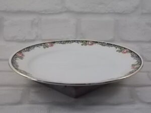 Assiette plate "3984", en faience Blanche, à motif frise florale et dorure. De Sarreguemines