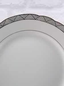 Assiette plate "7204", en faience Beige et motif géométrique en dorure. De Villeroy & Boch Mettlach - Saar - Economic Union