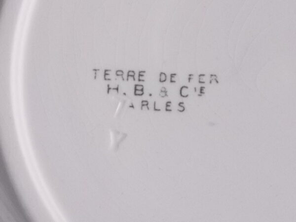 Assiette plate "Arles", en faïence Terre de Fer Ivoire à motif de frises graphiques Vert. De la Manufacture Hte Boulenger & Cie