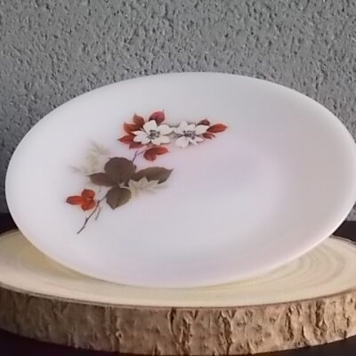 Assiette plate "Aubépines", en verre Opale et motif floral. De la Marque Arcopal France