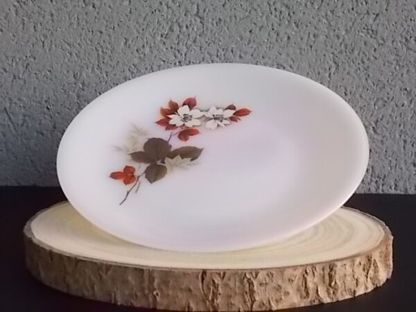 Assiette plate "Aubépines", en verre Opale et motif floral. De la Marque Arcopal France