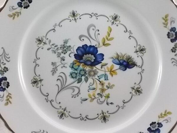 Assiette plate "Chaillot", en faïence Blanche à bordure festonnée. Décors floral et liseré en dorure. De la faïencerie Moulin des Loups Orchies