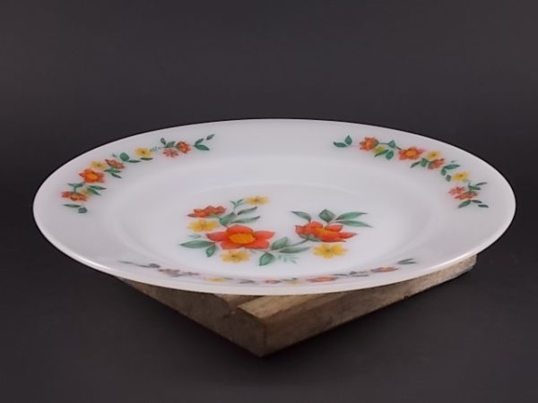 Assiette plate "Fleurie", en verre Opale et motif floral. De la marque Arcopal France