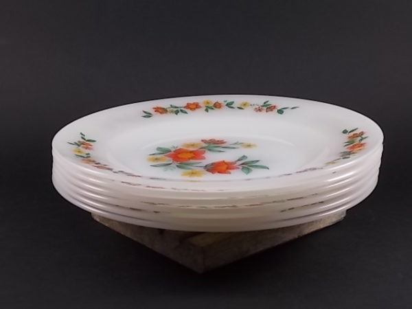 Assiette plate "Fleurie", en verre Opale et motif floral. De la marque Arcopal France