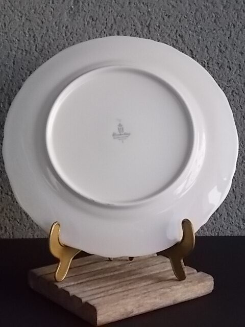 Assiette plate "Impérial", en porcelaine Blanche festonné, chantourné, et liseré en dorure. De la maison Winterling Bavaria