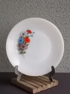 Assiette plate "Liseron", en verre Opale Blanc laiteux et motif floral. De la marque Arcopal France