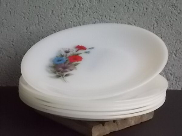 Assiette plate "Liseron", en verre Opale Blanc laiteux et motif floral. De la marque Arcopal France