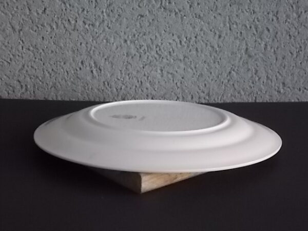 Assiette plate "Mogador", en demi-porcelaine Blanche et Verte. Motif de frise de feuillage en dorure. De la faïencerie de K & G Lunéville