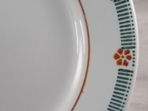 Assiette plate "Parame", en faience Ivoire, décors peint à la main Marron et Vert. De Céranord St Amand Nord