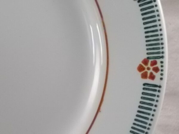 Assiette plate "Parame", en faience Ivoire, décors peint à la main Marron et Vert. De Céranord St Amand Nord