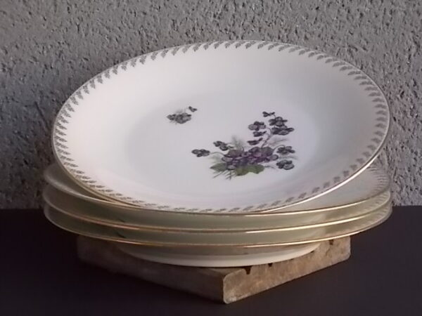 Assiette plate "Bouquet de Violettes", en porcelaine Blanche, à motif floral et bordure en dorure. De la manufacture de Fernand Deshoulières Chauvigny.