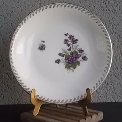 Assiette plate "Bouquet de Violettes", en porcelaine Blanche, à motif floral et bordure en dorure. De la manufacture de Fernand Deshoulières Chauvigny.