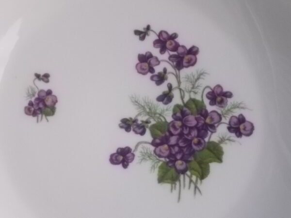 Assiette plate "Bouquet de Violettes", en porcelaine Blanche, à motif floral et bordure en dorure. De la manufacture de Fernand Deshoulières Chauvigny.