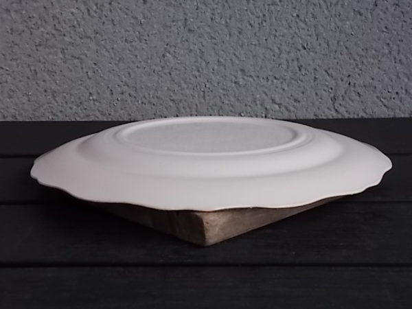 Assiette plate, en faience Blanche et Jaune pale, rehaussé de frise en dorure, modèle 9728, De L' Amandinoise