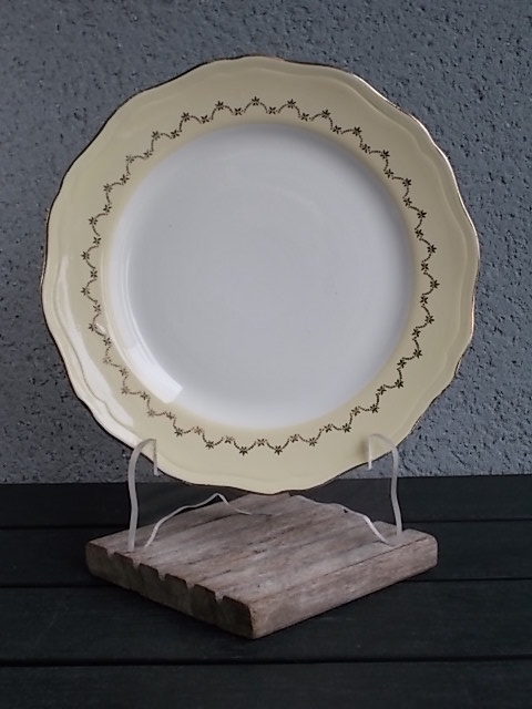 Assiette plate, en faience Blanche et Jaune pale, rehaussé de frise en dorure, modèle 9728, De L' Amandinoise