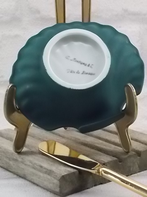 Beurrier "Coquillage" en pâte de Limoges Vert Émeraude et dorure. Couteau à beurre en métal doré Inalta. De R. Montigny et Cie.