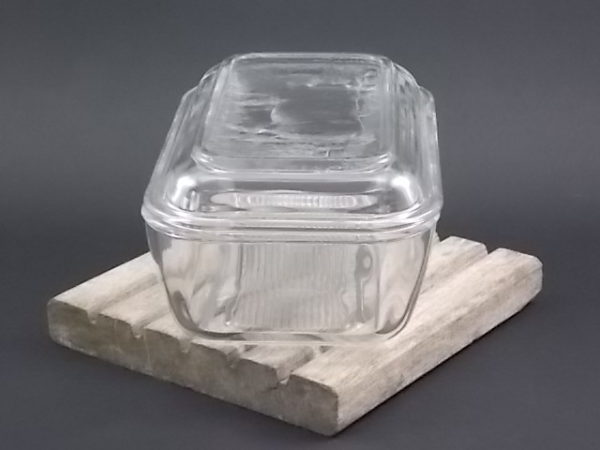 Beurrier "Vache" N°15, en verre trempé moulé. De forme rectangulaire au coin arrondi. De la marque Arcoroc France. Année 60/70.