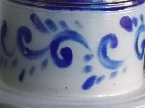 Beurrier à eau en Grès au Sel d'Alsace décoré et tourné à la main. Motif Bleu Cobalt sur fond Gris. De Hubert Krumeich Betschdorf.