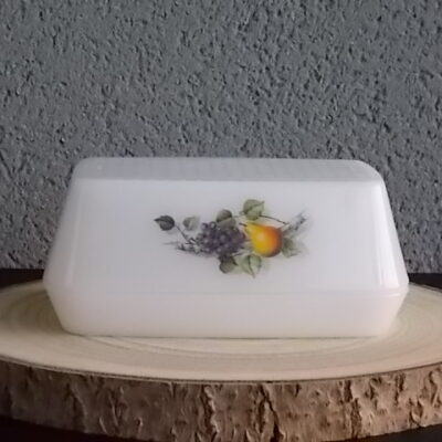 Beurrier couvert "Fruits de France", en verre Opale, à motif Fruitier. De la Marque Arcopal France