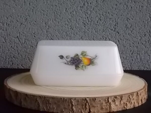 Beurrier couvert "Fruits de France", en verre Opale, à motif Fruitier. De la Marque Arcopal France