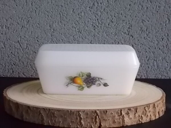 Beurrier couvert "Fruits de France", en verre Opale, à motif Fruitier. De la Marque Arcopal France