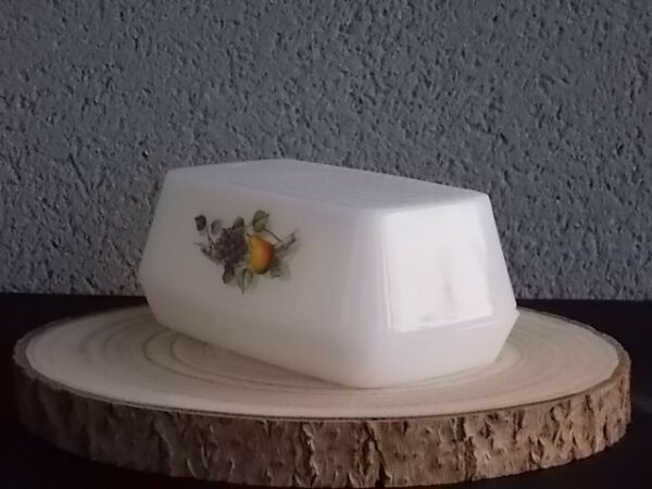 Beurrier couvert "Fruits de France", en verre Opale, à motif Fruitier. De la Marque Arcopal France