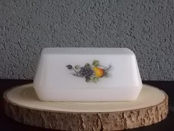 Beurrier couvert "Fruits de France", en verre Opale, à motif Fruitier. De la Marque Arcopal France