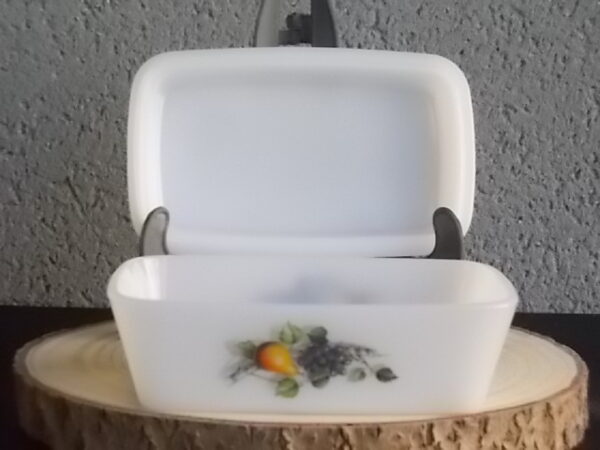 Beurrier couvert "Fruits de France", en verre Opale, à motif Fruitier. De la Marque Arcopal France