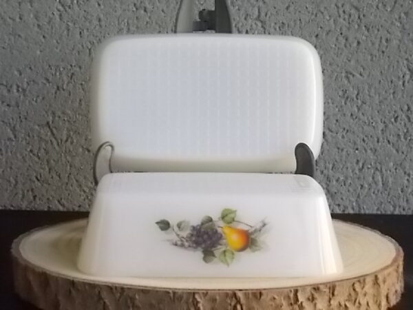 Beurrier couvert "Fruits de France", en verre Opale, à motif Fruitier. De la Marque Arcopal France