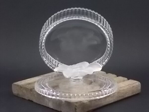 Boite "Anémone" Ovale, en Cristal translucide. Couvercle avec bouton en forme de fleur en cristal Opaque. De la maison Cristal d'Arques
