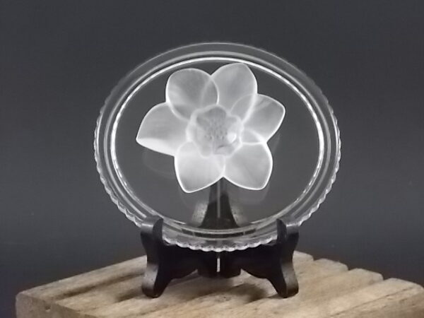 Boite "Anémone" Ovale, en Cristal translucide. Couvercle avec bouton en forme de fleur en cristal Opaque. De la maison Cristal d'Arques