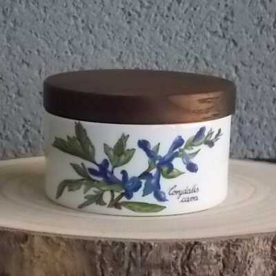Boite "Corydalis Cava", en porcelaine Blanche, à couvercle en Bois. Motif floral peint à la main. De la Manufacture de Porcelaine Winterling Bavaria