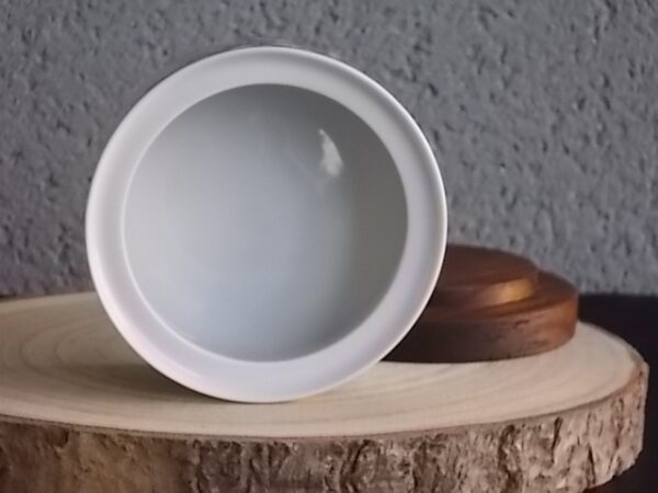 Boite "Corydalis Cava", en porcelaine Blanche, à couvercle en Bois. Motif floral peint à la main. De la Manufacture de Porcelaine Winterling Bavaria