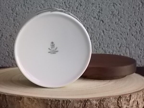 Boite "Corydalis Cava", en porcelaine Blanche, à couvercle en Bois. Motif floral peint à la main. De la Manufacture de Porcelaine Winterling Bavaria