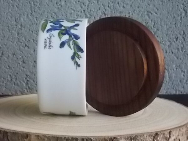 Boite "Corydalis Cava", en porcelaine Blanche, à couvercle en Bois. Motif floral peint à la main. De la Manufacture de Porcelaine Winterling Bavaria