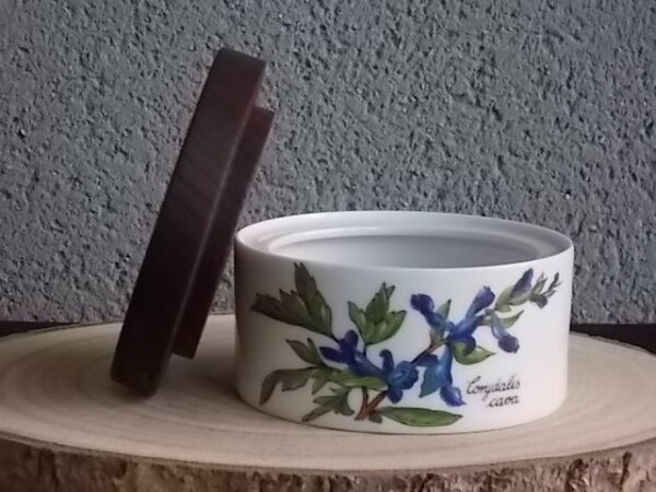 Boite "Corydalis Cava", en porcelaine Blanche, à couvercle en Bois. Motif floral peint à la main. De la Manufacture de Porcelaine Winterling Bavaria
