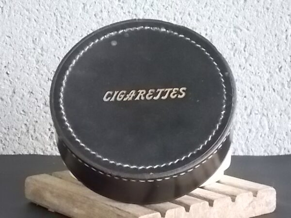 Boite à Cigarettes en porcelaine Blanche et couvercle Cuir. Motif de Voitures Anciennes.