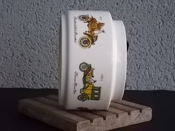 Boite à Cigarettes en porcelaine Blanche et couvercle Cuir. Motif de Voitures Anciennes.