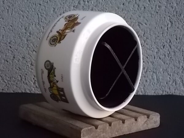 Boite à Cigarettes en porcelaine Blanche et couvercle Cuir. Motif de Voitures Anciennes.