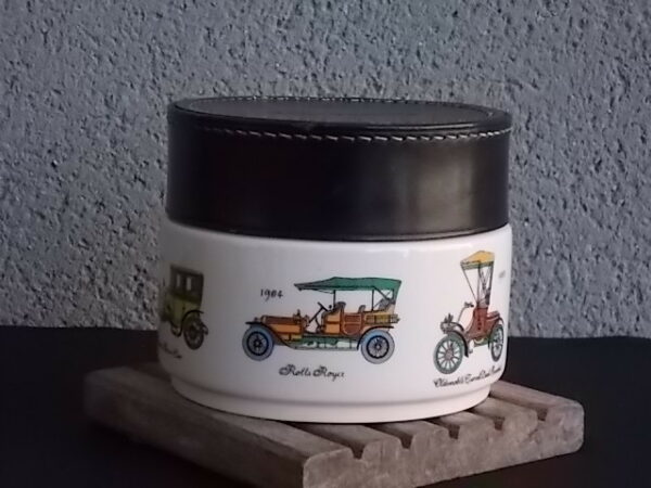 Boite à Cigarettes en porcelaine Blanche et couvercle Cuir. Motif de Voitures Anciennes.