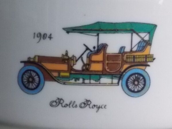 Boite à Cigarettes en porcelaine Blanche et couvercle Cuir. Motif de Voitures Anciennes.