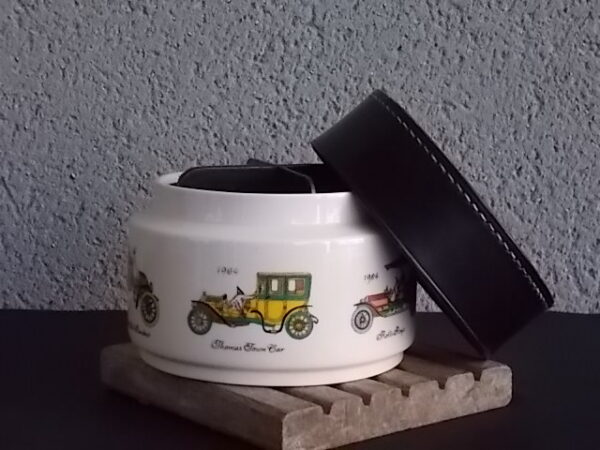 Boite à Cigarettes en porcelaine Blanche et couvercle Cuir. Motif de Voitures Anciennes.