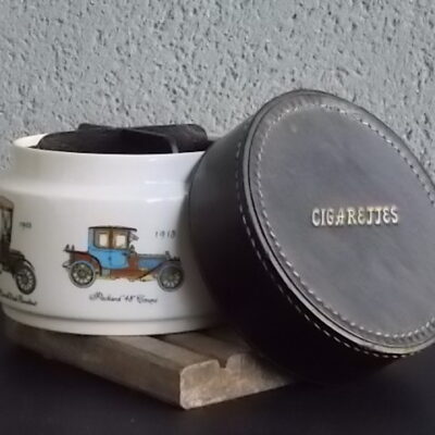 Boite à Cigarettes en porcelaine Blanche et couvercle Cuir. Motif de Voitures Anciennes.
