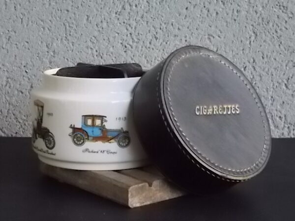 Boite à Cigarettes en porcelaine Blanche et couvercle Cuir. Motif de Voitures Anciennes.